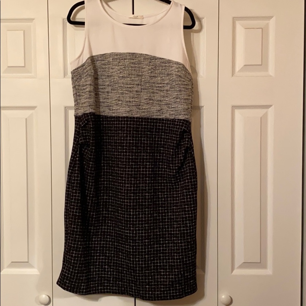 Le Lis Maternity Dress